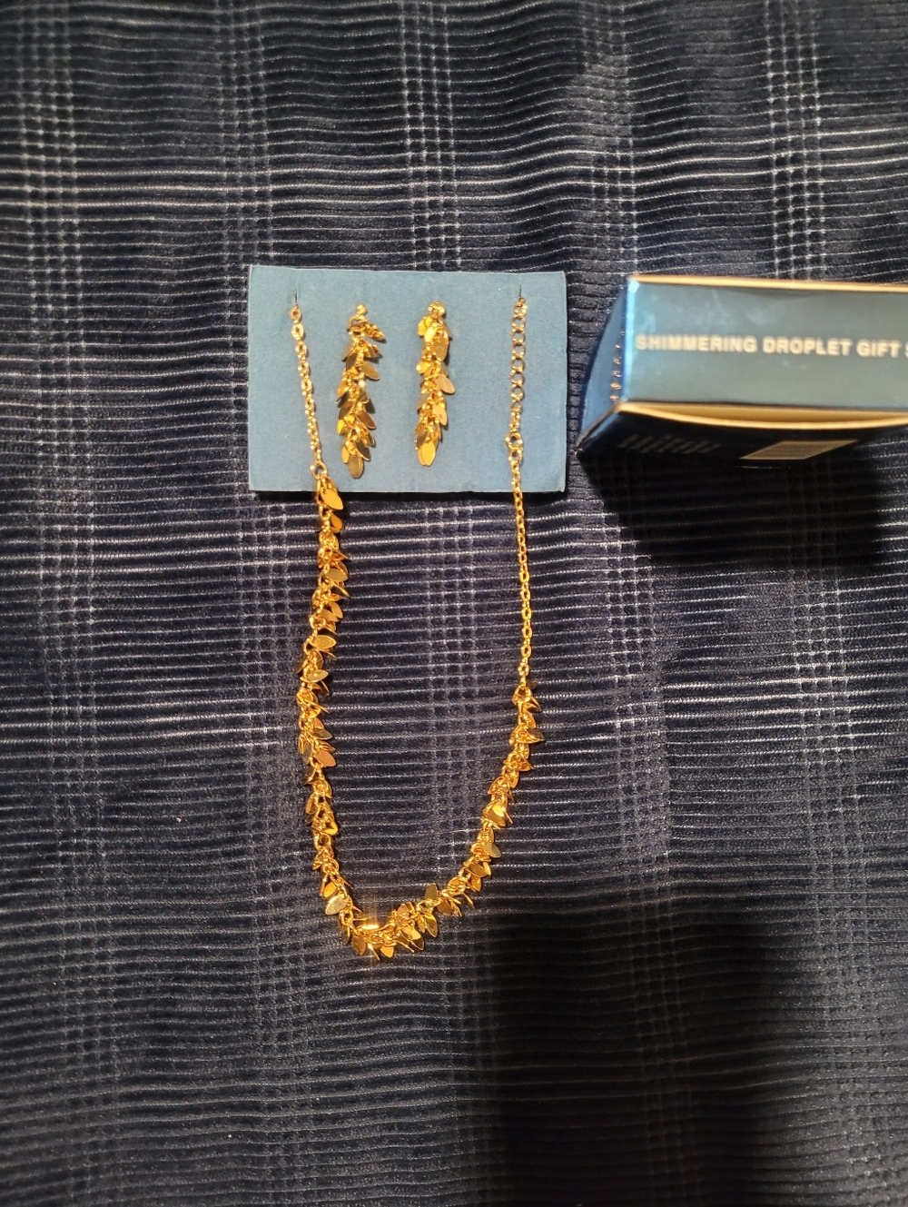 Avon Vintage Gold Tone Leaf-Accent Necklace and Earrings Set